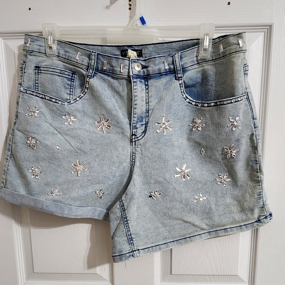 Venus Plus Size Shorts - Picture 1 of 5